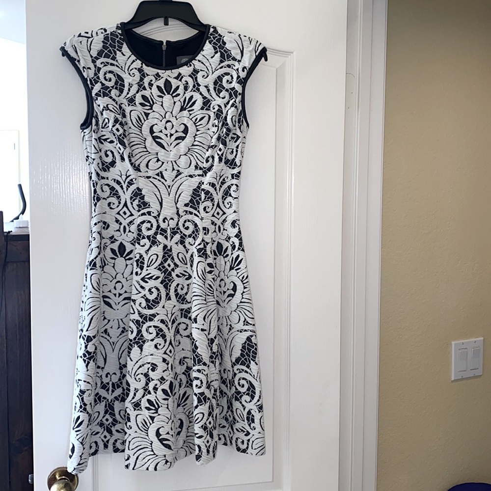 Dress, Vince Camuto brand, size 2, 98% polyester, 2% Spandx. side pockets
